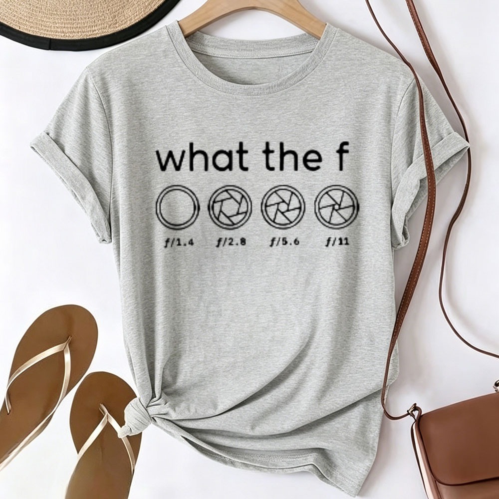 Photography Quotes Short - 「F値って何？」カメラの絞り値をテーマにしたグラフィックTシャツ。男性・女性向け。写真家や写真愛好家におすすめ。面白い言葉をプリントしたデザイン。カメラレンズをモチーフにしたトップス。